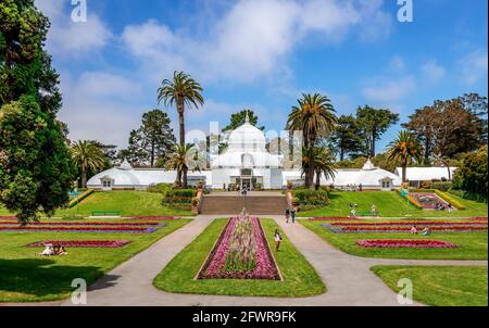 Blick auf das Conservatory of Flowers, ein Gewächshaus und einen botanischen Garten, der eine Sammlung seltener und exotischer Pflanzen beherbergt, im Golden Gate Park. Stockfoto