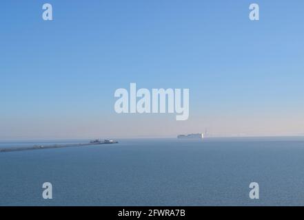 Frachtschiff und Southend Pier an einem trüben Morgen. Stockfoto