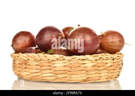 Reife Agros in einer Strohplatte, Nahaufnahme, auf weißem Hintergrund. Stockfoto