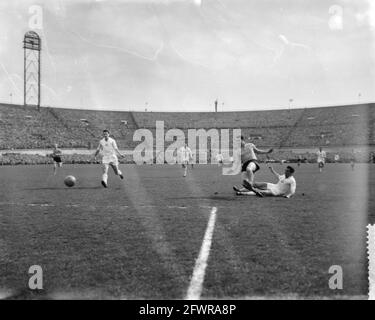 Niederlande gegen Bulgarien 4-2 im Olympiastadion erstes Tor von Ton van de Linden, 3. April 1960, Ziele, Niederlande, Foto der Presseagentur des 20. Jahrhunderts, Nachrichten zur Erinnerung, Dokumentarfilm, historische Fotografie 1945-1990, visuelle Geschichten, Menschliche Geschichte des zwanzigsten Jahrhunderts, Momente in der Zeit festzuhalten Stockfoto