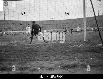 Niederlande gegen Bulgarien 4-2 im Olympiastadion zweites Tor von T. van de Linden (rechts) Torwart Maidenov steht genagelt, 3. April 1960, Tore, Torhüter, Niederlande, Presseagentur des 20. Jahrhunderts, Foto, Nachrichten zum erinnern, Dokumentarfilm, historische Fotografie 1945-1990, visuelle Geschichten, Menschliche Geschichte des zwanzigsten Jahrhunderts, Momente in der Zeit festzuhalten Stockfoto