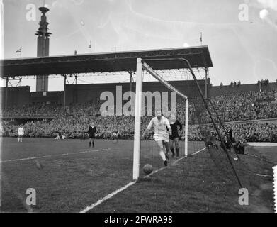 Niederlande gegen Bulgarien 4-2 im Olympiastadion viertes Tor von H. Groot, Torwart Maidenov schaut auf, 3. April 1960, Tore, Torhüter, Niederlande, Presseagentur des 20. Jahrhunderts, Foto, Nachrichten zum erinnern, Dokumentarfilm, historische Fotografie 1945-1990, visuelle Geschichten, Menschliche Geschichte des zwanzigsten Jahrhunderts, Momente in der Zeit festzuhalten Stockfoto