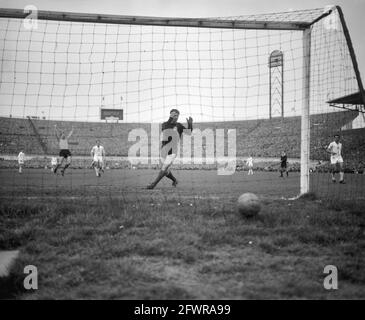 Niederlande gegen Bulgarien 4-2 im Olympiastadion drittes Tor von T. van de Linden, linksjubelnde P. van de Kuyl, 3. April 1960, Ziele, Niederlande, Foto der Presseagentur des 20. Jahrhunderts, Nachrichten zur Erinnerung, Dokumentarfilm, historische Fotografie 1945-1990, visuelle Geschichten, Menschliche Geschichte des zwanzigsten Jahrhunderts, Momente in der Zeit festzuhalten Stockfoto