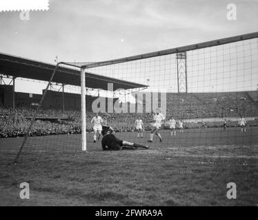Niederlande gegen Bulgarien 4-2 im Olympiastadion, 3. April 1960, Niederlande, Presseagentur des 20. Jahrhunderts, Foto, zu erinnerende Nachrichten, Dokumentarfilm, historische Fotografie 1945-1990, visuelle Geschichten, Menschliche Geschichte des zwanzigsten Jahrhunderts, Momente in der Zeit festzuhalten Stockfoto