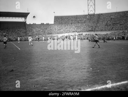 Niederlande gegen Bulgarien 4-2 im Olympiastadion, 3. April 1960, Niederlande, Presseagentur des 20. Jahrhunderts, Foto, zu erinnerende Nachrichten, Dokumentarfilm, historische Fotografie 1945-1990, visuelle Geschichten, Menschliche Geschichte des zwanzigsten Jahrhunderts, Momente in der Zeit festzuhalten Stockfoto