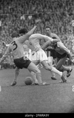 Niederlande gegen Bulgarien 4-2 im Olympiastadion Spielzeit für Niederländisches Tor, Kuys, Mijnals und Jan Klaassens in Aktion, 3. April 1960, Tore, Niederlande, 20. Jahrhundert Presseagentur Foto, Nachrichten zu erinnern, Dokumentarfilm, historische Fotografie 1945-1990, visuelle Geschichten, Menschliche Geschichte des zwanzigsten Jahrhunderts, Momente in der Zeit festzuhalten Stockfoto
