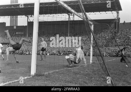 Niederlande gegen Bulgarien 4-2 im Olympiastadion Humphrey Mijnals in Aktion, 3. April 1960, AKTION, Niederlande, 20. Jahrhundert Presseagentur Foto, Nachrichten zu erinnern, Dokumentarfilm, historische Fotografie 1945-1990, visuelle Geschichten, Menschliche Geschichte des zwanzigsten Jahrhunderts, Momente in der Zeit festzuhalten Stockfoto