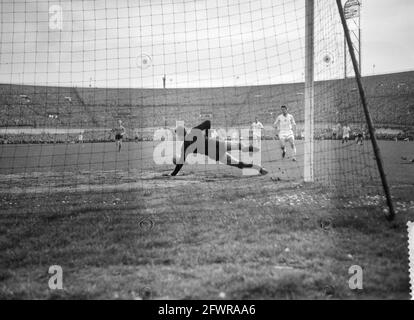 Niederlande gegen Bulgarien 4-2 im Olympiastadion erster Treffer von T. van de Linden Torwart Maidenov i, 3. April 1960, Tore, Torhüter, Niederlande, Presseagentur des 20. Jahrhunderts, Foto, Nachrichten zum erinnern, Dokumentarfilm, historische Fotografie 1945-1990, visuelle Geschichten, Menschliche Geschichte des zwanzigsten Jahrhunderts, Momente in der Zeit festzuhalten Stockfoto
