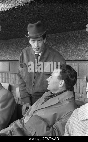 Niederlande gegen Bulgarien 4-2 im Olympiastadion Rudy Carrell in den Tribünen, 3. April 1960, Tribünen, Niederlande, 20. Jahrhundert Presseagentur Foto, Nachrichten zu erinnern, Dokumentarfilm, historische Fotografie 1945-1990, visuelle Geschichten, Menschliche Geschichte des zwanzigsten Jahrhunderts, Momente in der Zeit festzuhalten Stockfoto