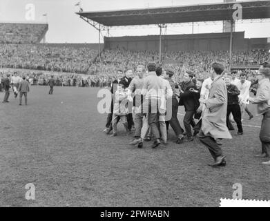 Niederlande gegen Bulgarien 4-2 im Olympiastadion, 3. April 1960, Niederlande, Presseagentur des 20. Jahrhunderts, Foto, zu erinnerende Nachrichten, Dokumentarfilm, historische Fotografie 1945-1990, visuelle Geschichten, Menschliche Geschichte des zwanzigsten Jahrhunderts, Momente in der Zeit festzuhalten Stockfoto