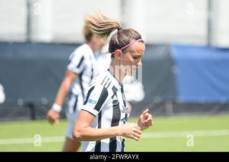 Vinovo, Italien. Mai 2021. Barbara Bonansea aus Juventus beim italienischen Fußballspiel der Serie A zwischen dem FC Juventus und Inter Mailand. Sportstadien in ganz Italien unterliegen aufgrund der Coronavirus-Pandemie weiterhin strengen Beschränkungen, da staatliche Gesetze zur sozialen Distanzierung Fans innerhalb von Veranstaltungsorten verbieten, was dazu führt, dass Spiele hinter verschlossenen Türen gespielt werden. Juventus gewann 4-0 gegen Inter Mailand (Foto: Alberto Gandolfo/Pacific Press/Sipa USA) Quelle: SIPA USA/Alamy Live News Stockfoto