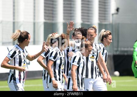 Vinovo, Italien. Mai 2021. Juventus Women feiert ein Torspiel während des Fußballspiels der italienischen Serie A zwischen dem FC Juventus und Inter Mailand. Sportstadien in ganz Italien unterliegen aufgrund der Coronavirus-Pandemie weiterhin strengen Beschränkungen, da staatliche Gesetze zur sozialen Distanzierung Fans innerhalb von Veranstaltungsorten verbieten, was dazu führt, dass Spiele hinter verschlossenen Türen gespielt werden. Juventus gewann 4-0 gegen Inter Mailand (Foto: Alberto Gandolfo/Pacific Press/Sipa USA) Quelle: SIPA USA/Alamy Live News Stockfoto