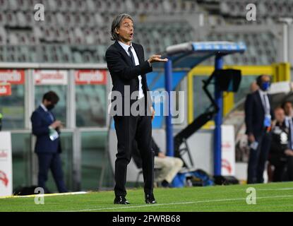 Der Cheftrainer von Benevento, Calcio Filippo Inzaghi, ruft ihm zu Spieler während der Serie A 2020/21 Spiel zwischen Turin FC Und/LM Stockfoto