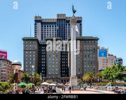 San Francisco, CA / USA - 16. Juli 2015: Blick auf den Union Square mit dem Westin St. Francis Hotel und der Siegesstatue auf dem Dewey Monument. Stockfoto