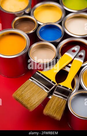 Farbdosen mit Pinsel, Regenbogenfarben öffnen Stockfoto