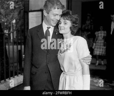 Aktenfoto vom 09-07-1960 von Max Mosley und dem ehemaligen Jean Taylor im Chelsea Register Office. Die Braut ist die Tochter von James Taylor, einem Polizisten der Stadt London. Das Paar traf sich vor zwei Jahren auf einer Londoner Party. Max liest Physik an der Christ Church, Oxford. Ausgabedatum: Montag, 24. Mai 2021. Stockfoto