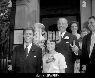 Aktenfoto vom 09-07-1960 von Max Mosley und dem ehemaligen Jean Taylor im Chelsea Register Office. Die Braut ist die Tochter von James Taylor, einem Polizisten der Stadt London. Das Paar traf sich vor zwei Jahren auf einer Londoner Party. Max liest Physik an der Christ Church, Oxford. Ausgabedatum: Montag, 24. Mai 2021. Stockfoto