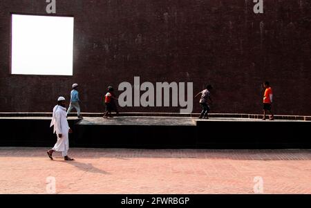 Kinder erfreuen sich an der Architektur Ich habe dieses Bild am 5. Dezember 2020 vom Märtyrer-Intellektuellen-Memorial Rayer Bazar, Dhaka, Bangladesch, aufgenommen Stockfoto