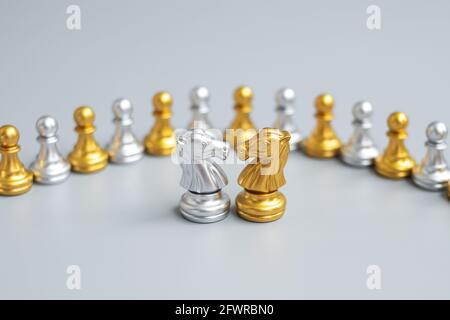 Gold und Silber Schachritter (Pferd) Figur gegen Bauer. Strategie, Konflikt, Management, Geschäftsplanung, Taktik, Politik, Kommunikation und Führung Stockfoto