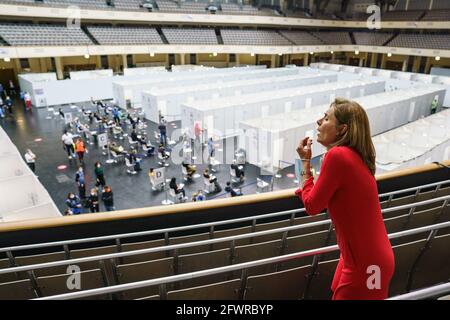 24. Mai 2021, Hessen, Frankfurt/Main: Die Mezzosopranistin Dzuna Kalnina von der Kammeroper Frankfurt/Main singt am Nachmittag im Impfzentrum in der Festhalle auf dem Balkon zum Auftakt einer Reihe von 16 Konzerten an diesem ungewöhnlichen Ort. Ziel sei es, den ein wenig wartenden Befürchtungen oder Beklemmungen angesichts des Unbekannten zu entlasten, so die Frankfurter Kammeroper. Die Konzerte finden zwischen 3 und 6 Uhr statt. Foto: Frank Rumpenhorst/dpa Pool/dpa Stockfoto