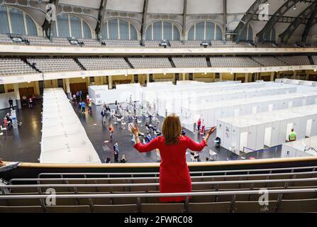 24. Mai 2021, Hessen, Frankfurt/Main: Die Mezzosopranistin Dzuna Kalnina von der Kammeroper Frankfurt/Main singt am Nachmittag im Impfzentrum in der Festhalle auf dem Balkon zum Auftakt einer Reihe von 16 Konzerten an diesem ungewöhnlichen Ort. Ziel sei es, den ein wenig wartenden Befürchtungen oder Beklemmungen angesichts des Unbekannten zu entlasten, so die Frankfurter Kammeroper. Die Konzerte finden zwischen 3 und 6 Uhr statt. Foto: Frank Rumpenhorst/dpa Pool/dpa Stockfoto