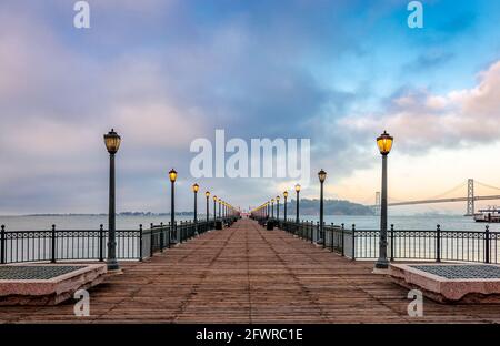 Juliabend im Pier 7, Embarcadero, San Francisco. Stockfoto