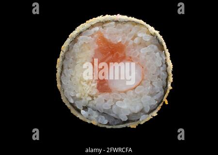 Gebackene Sushi-Rolle auf dunklem Hintergrund Stockfoto