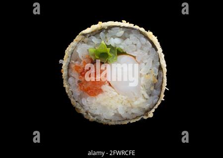Gebackene Sushi-Rolle auf dunklem Hintergrund Stockfoto