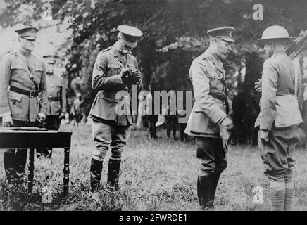 In Anwesenheit von General Pershing schmückt König George V. einen amerikanischen Soldaten für die Galanterie. Stockfoto