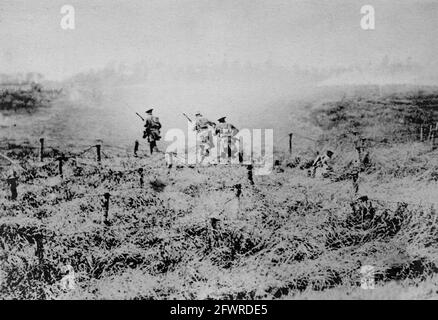 Amerikanische Infanterie geht ‘über die Spitze’ ein paar Sekunden nach ‘Null Stunde’. 1918. Rechts ist ein gefallener Soldat. Stockfoto