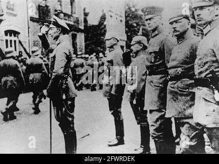 Wilhelm, der deutsche Kronprinz von Preußen und sein Stab überprüfen die Soldaten, bevor sie in die Schlacht geschickt werden. Erster Weltkrieg. Stockfoto
