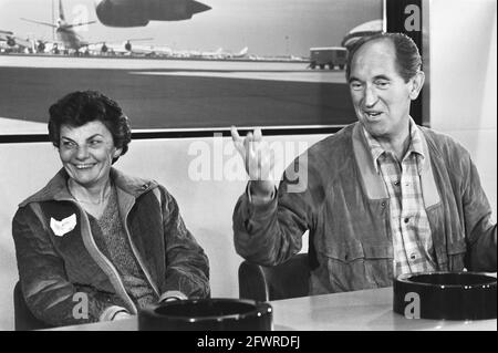 Holländisches Paar Karelse zurück in den Niederlanden nach Kreuzfahrt Prinsendam in Brand geraten, Karelse Paar am Flughafen Schiphol, 8. Oktober 1980, KREUZFAHRTEN, Brände, Paare, Niederlande, Foto der Presseagentur des 20. Jahrhunderts, zu erinnerende Nachrichten, Dokumentarfilm, historische Fotografie 1945-1990, visuelle Geschichten, Menschliche Geschichte des zwanzigsten Jahrhunderts, Momente in der Zeit festzuhalten Stockfoto