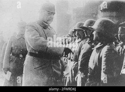 Feldmarschall Paul von Hindenburg inspiziert seine Truppen vor der Schlacht von Verdun. Eine Soldatin steht im Vordergrund. Stockfoto