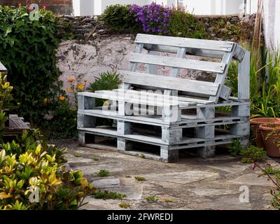 Gartenbank aus Paletten, Cornwall, UK Stockfoto