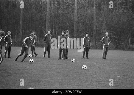 Niederländische Nationalmannschaft trainiert in Zeist, 16. November 1971, Teams, Sport, Fußball, Niederlande, Foto der Presseagentur des 20. Jahrhunderts, zu erinnerende Nachrichten, Dokumentarfilm, historische Fotografie 1945-1990, visuelle Geschichten, Menschliche Geschichte des zwanzigsten Jahrhunderts, Momente in der Zeit festzuhalten Stockfoto