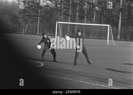 Niederländische Nationalmannschaft trainiert für Spiel gegen Luxemburg, bei Zeist, 22. Februar 1971, Sport, Fußball, Niederlande, Foto der Presseagentur des 20. Jahrhunderts, zu erinnerende Nachrichten, Dokumentarfilm, historische Fotografie 1945-1990, visuelle Geschichten, Menschliche Geschichte des zwanzigsten Jahrhunderts, Momente in der Zeit festzuhalten Stockfoto