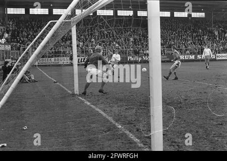 Niederländische Nationalmannschaft trainiert für Spiel gegen Luxemburg, bei Zeist, 22. Februar 1971, Sport, Fußball, Niederlande, Foto der Presseagentur des 20. Jahrhunderts, zu erinnerende Nachrichten, Dokumentarfilm, historische Fotografie 1945-1990, visuelle Geschichten, Menschliche Geschichte des zwanzigsten Jahrhunderts, Momente in der Zeit festzuhalten Stockfoto