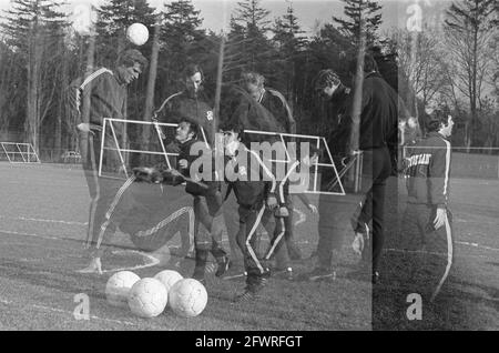 Niederländische Nationalmannschaft trainiert für Spiel gegen Luxemburg, bei Zeist, 22. Februar 1971, Sport, Fußball, Niederlande, Foto der Presseagentur des 20. Jahrhunderts, zu erinnerende Nachrichten, Dokumentarfilm, historische Fotografie 1945-1990, visuelle Geschichten, Menschliche Geschichte des zwanzigsten Jahrhunderts, Momente in der Zeit festzuhalten Stockfoto