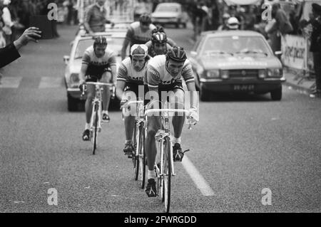 Dutch Championships Pro Cycling at Simpelveld, Riders on the Road, 20. Juni 1976, CHAMPIONSHIPS, WIELREN, Pros, Niederlande, Foto der Presseagentur des 20. Jahrhunderts, zu erinnerende Nachrichten, Dokumentarfilm, historische Fotografie 1945-1990, visuelle Geschichten, Menschliche Geschichte des zwanzigsten Jahrhunderts, Momente in der Zeit festzuhalten Stockfoto