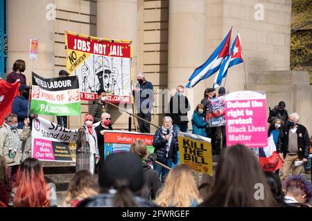 Sheffield, Großbritannien: 1. Mai 2021: Demonstranten hören den Rednern auf den Stufen vor dem Rathaus am Internationalen Tag der Arbeiter zu und töten den Bill Protest, B Stockfoto