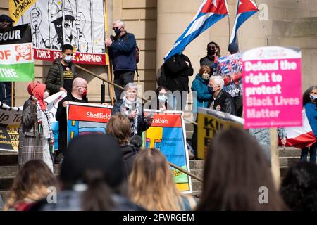 Sheffield, Großbritannien: 1. Mai 2021: Demonstranten hören den Rednern auf den Stufen vor dem Rathaus am Internationalen Tag der Arbeiter zu und töten den Bill Protest, B Stockfoto