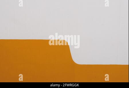 Nur eine orange-weiße Wand Stockfoto