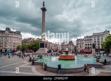 London, Großbritannien - 9 2015. September: Blick auf den Trafalgar Square und Nelson's Column nach Süden in Richtung Whitehall. Stockfoto