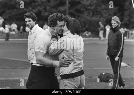 Niederländischer Rekord im Drehort, olympischer Titel und goldener Spike für Erik de Bruin, Erik de Bruin gratuliert von Mutter, 9. Juni 1984, BUCHKREUZ, Niederlande, Foto der Presseagentur des 20. Jahrhunderts, News to remember, Dokumentarfilm, historische Fotografie 1945-1990, visuelle Geschichten, Menschliche Geschichte des zwanzigsten Jahrhunderts, Momente in der Zeit festzuhalten Stockfoto