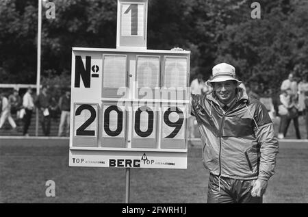 Niederländischer Rekord im Drehort, olympischer Titel und goldener Spike für Erik de Bruin, Erik de Bruin auf der Anzeigetafel (20.9 m), 9. Juni 1984, BALLSTOTTING, Niederlande, Foto der Presseagentur des 20. Jahrhunderts, News to Remember, Dokumentarfilm, historische Fotografie 1945-1990, visuelle Geschichten, Menschliche Geschichte des zwanzigsten Jahrhunderts, Momente in der Zeit festzuhalten Stockfoto