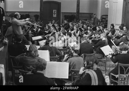 Niederländisches Studentenorchester probt in der Ruine-Kirche in Bergen. Übersicht über das Orchester mit dem Dirigenten Jan Brussen links, 5. Januar 1970, Dirigenten, Kirchen, Orchester, Übersichten, Niederlande, Presseagentur des 20. Jahrhunderts, Foto, Nachrichten zu erinnern, Dokumentarfilm, historische Fotografie 1945-1990, visuelle Geschichten, Menschliche Geschichte des zwanzigsten Jahrhunderts, Momente in der Zeit festzuhalten Stockfoto