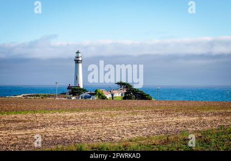 Pigeon Point Lighthouse wurde 1871 erbaut und liegt an der Küstenstraße (State Route 1) und ist der höchste Leuchtturm an der Westküste der USA. Stockfoto