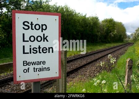 Warnschild am Bahnübergang, Langley, Warwickshire, England, Großbritannien Stockfoto