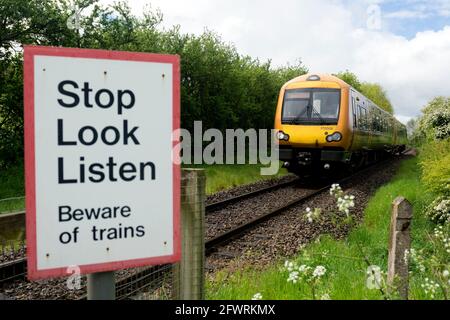 West Midlands Railway Class 172 Dieselzug nähert sich einer Fußgängerüberfahrt in Langley, Warwickshire, England, Großbritannien Stockfoto