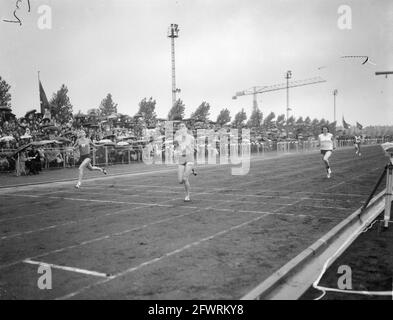 Niederländische Leichtathletik-Meisterschaften, 400-Meter-Damen beenden ersten Brehm, zweiten Slaman, 7. August 1966, ATLETIK, MEISTERSCHAFTEN, Ziel, Niederlande, Foto der Presseagentur des 20. Jahrhunderts, zu erinnerende Nachrichten, Dokumentation, historische Fotografie 1945-1990, visuelle Geschichten, Menschliche Geschichte des zwanzigsten Jahrhunderts, Momente in der Zeit festzuhalten Stockfoto